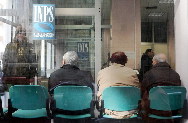 pensionati in fila all'INPS