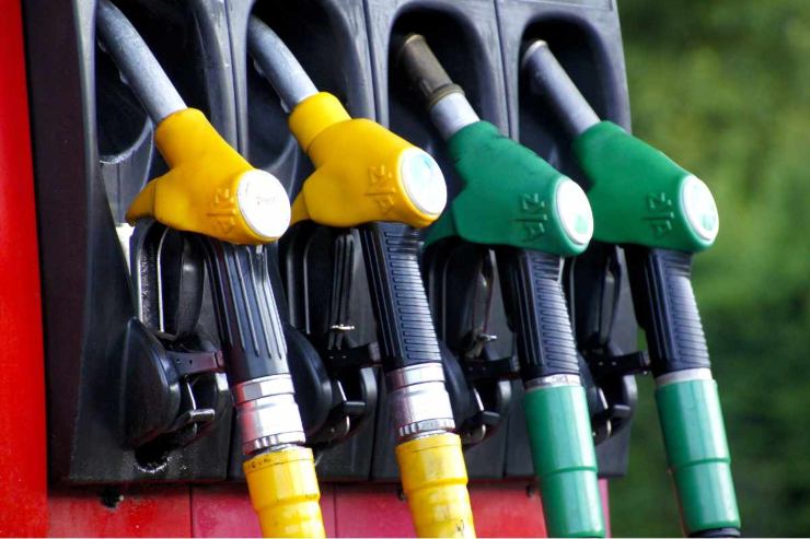 Benzina, di nuovo rincari: allarme per maggio