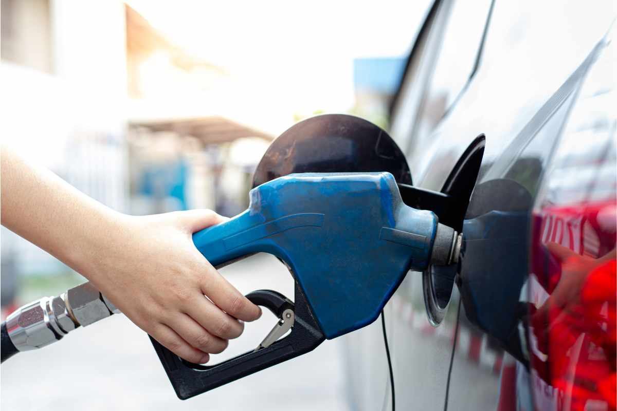 Benzina, di nuovo rincari: allarme per maggio