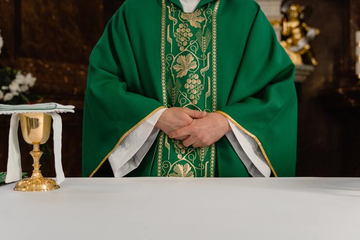 sacerdote all'altare